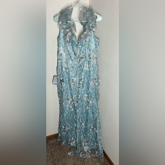 NWT Eliza J V-Neck 3D Flower Sleeveless Gown in Sage Size 14 - Picture 6 of 6
